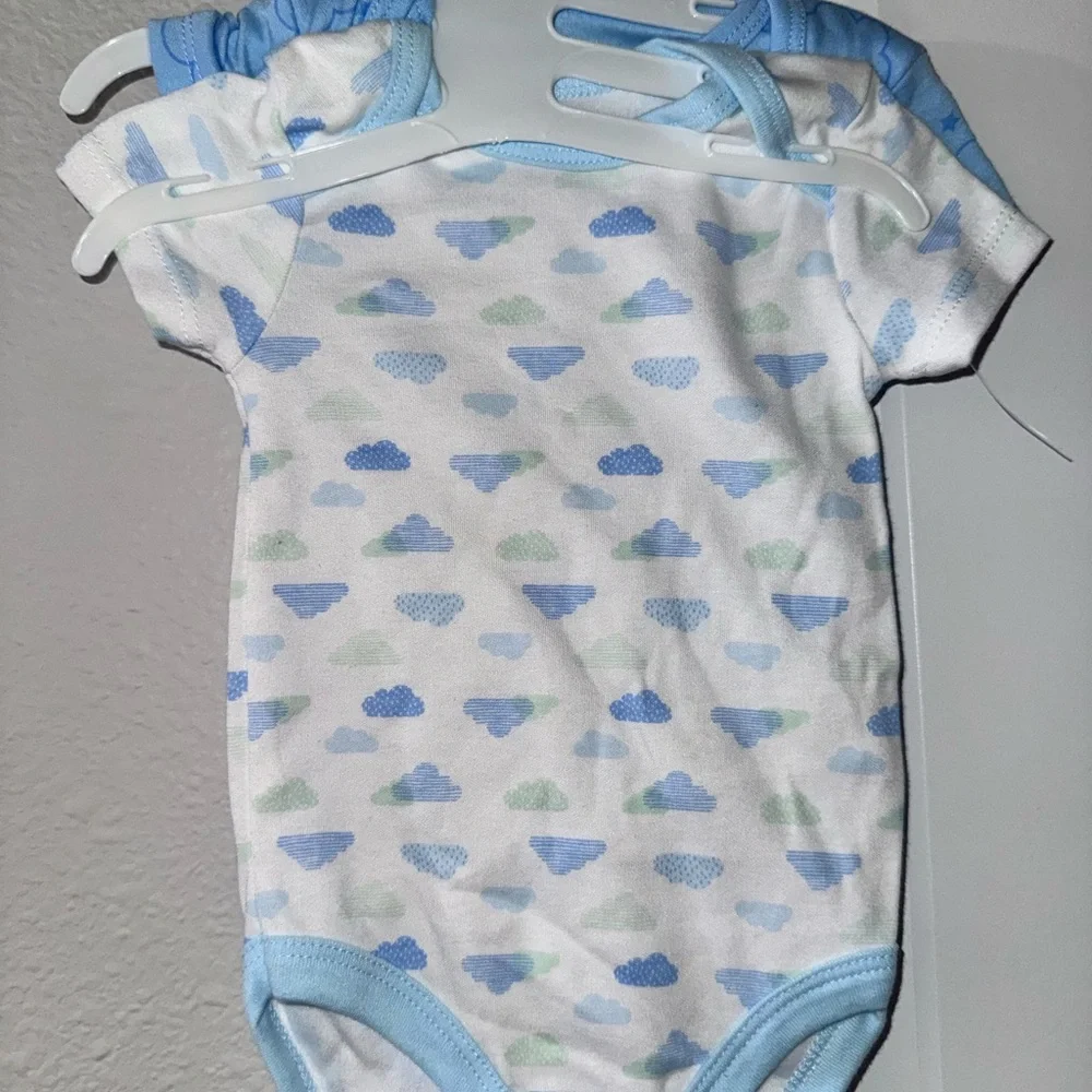 NWT BABYS 3GIFT SET Pearl Blue Car Print Baby Bib and Onesie Set